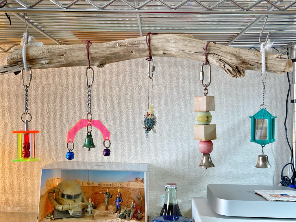 ベリーの止まり木に玩具を吊して飾ってみた。（2022-07-20 12:47）
