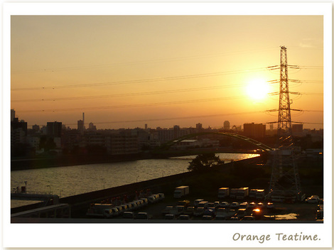 オレンジ色の夕闇が