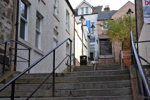 ハイ・ストリート（High Street, Inverness）からマーケット・ブレイ・ステップス（Market Brae Steps）