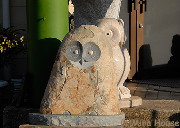 熊本市健軍の石材店のフクロウ