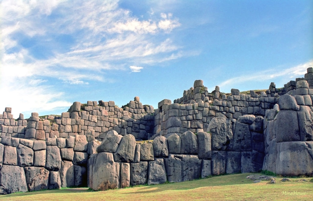 青空にそびえる石の壁（Saksaq Waman, 1994-11-04）