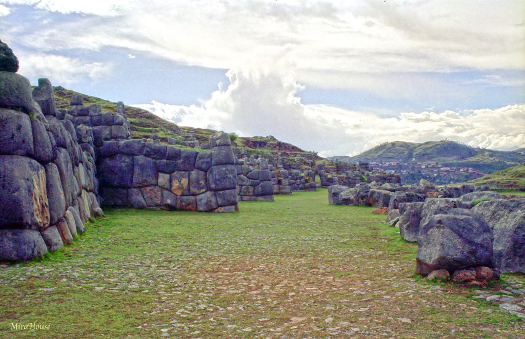 ジグザグが繰り返される石組み（Saksaq Waman, 1994-11-04）