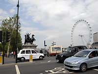 ボーディケア銅像とロンドンアイ /D200
