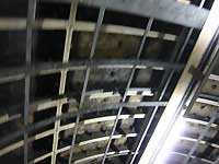 地下鉄 Victoria駅エスカレータの天井