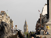Lion statue and Big Ben /D200