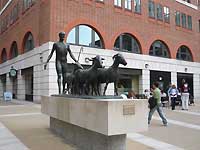 A Statue of Paternoster at Paternoster Square /FX33