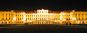 夜のシェーンブルン宮殿